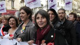 Christine Poupin et Myriam Martin dans la banderole de tête